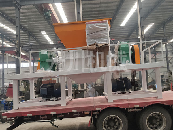 發往新疆的金屬撕碎機設備